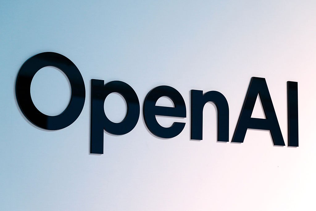 OpenAI targets 2027 launch for a 400 dollar AI device designed by Jony Ive